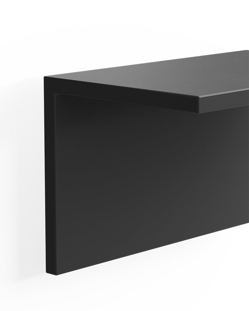 Display Black 130cm hylde i sort melamin fra Ästetik, vægmontering med vendbart vægbeslag til frisørudstyr