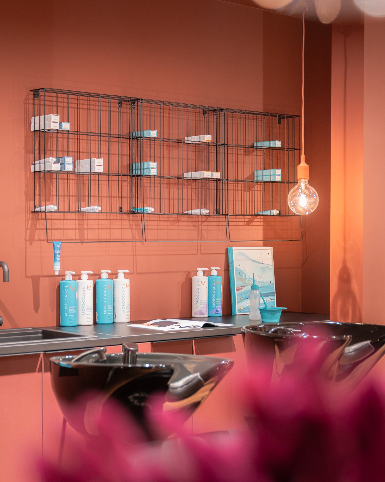 Tint rack - Juoda plaukų dažų lentyna