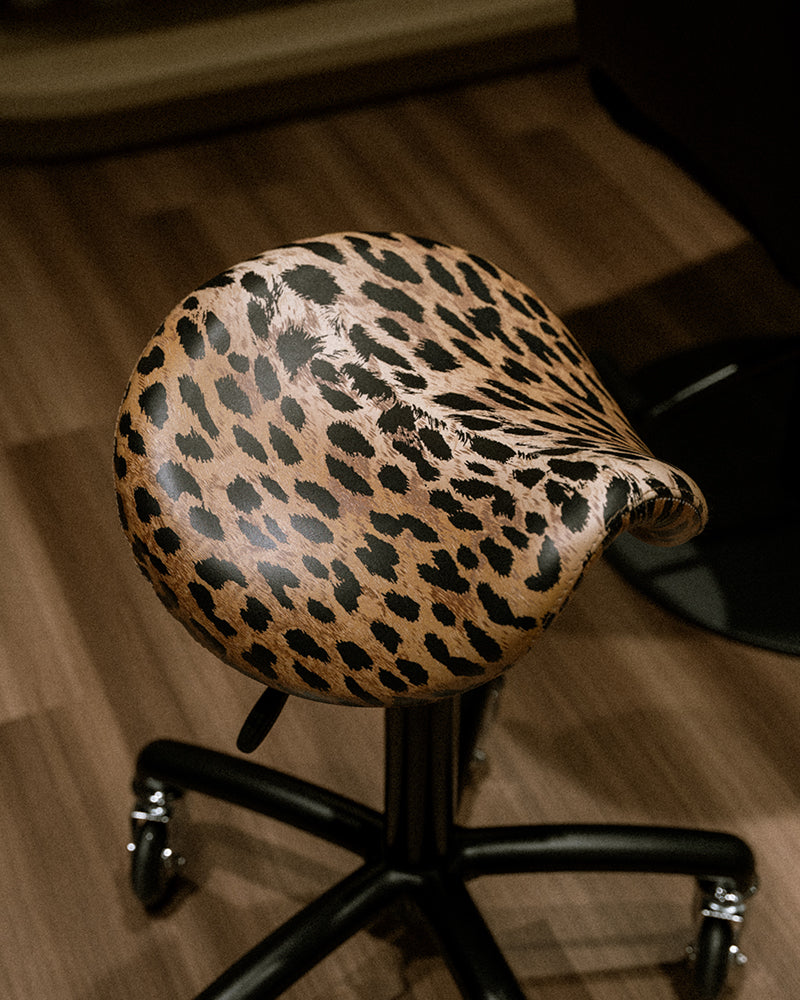 Stella - juoda balno kėdutė su leopardo apmušalu ir ratukais
