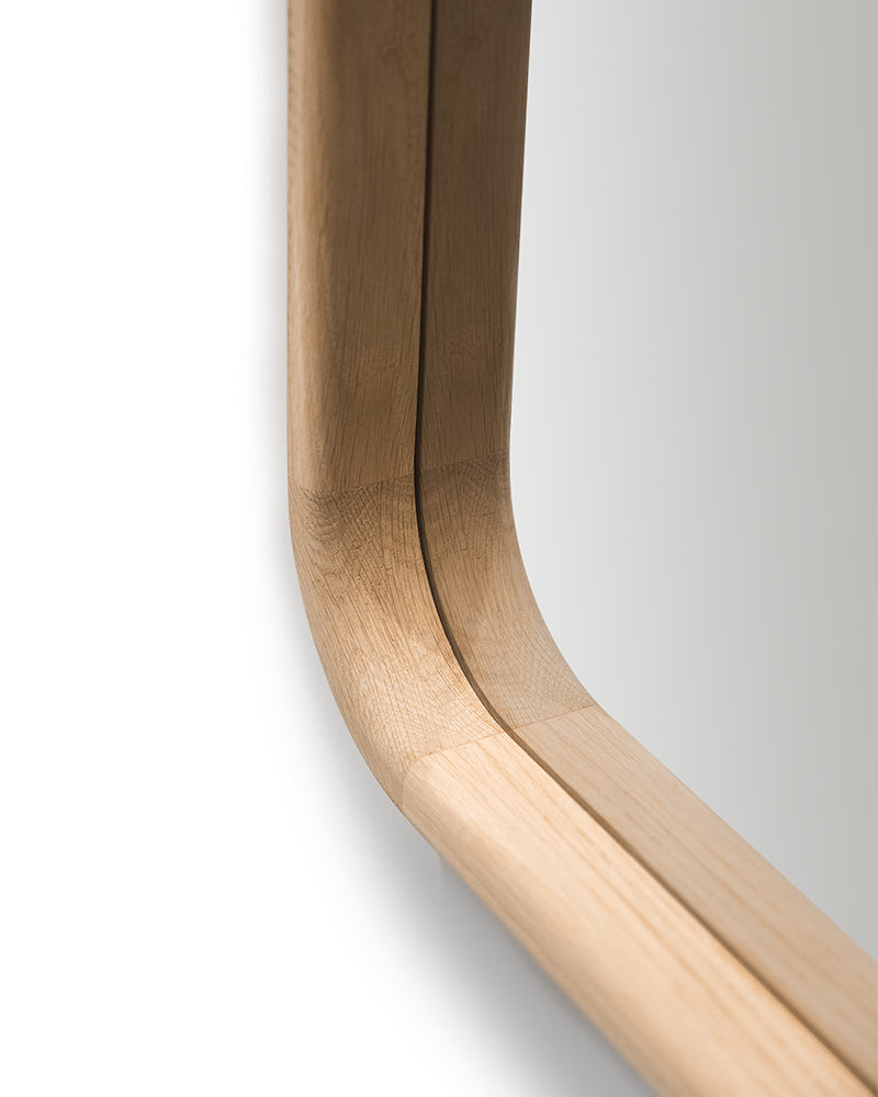 Linea Oak - Kirpėjo veidrodis su uosio medienos rėmu