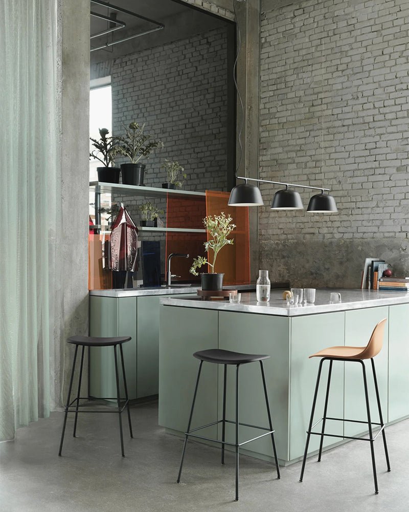 Muuto Fiber grå barstol til frisørudstyr, pladsbesparende kompakt barstol i grå metalstel